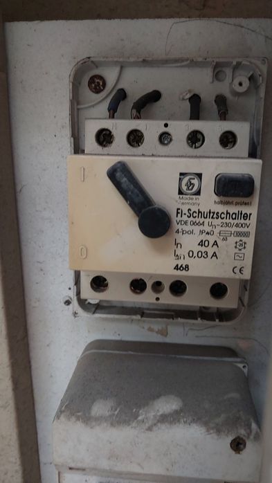 Skrzynka elektryczna budowlana