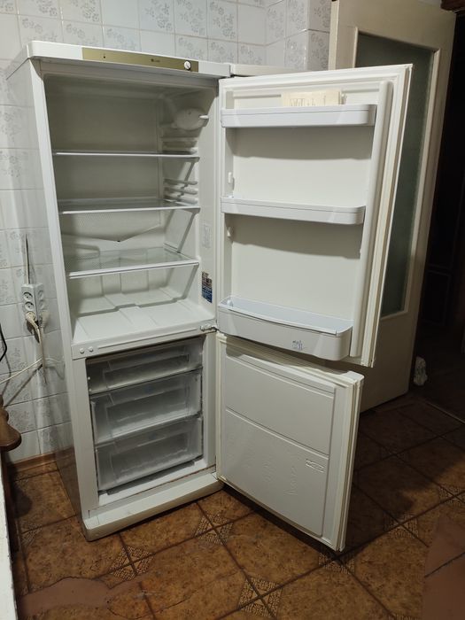 Холодильник Indesit  під ремонт або на запчастини