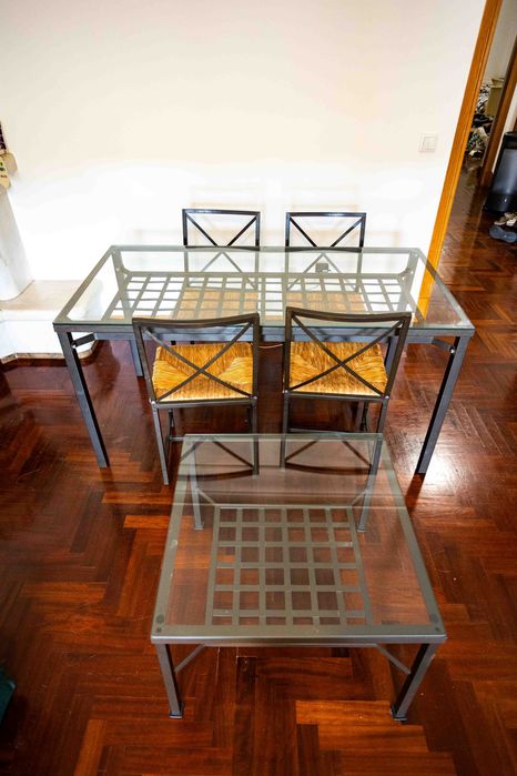 Conjunto Mesas GRANAS Ikea com 04 cadeiras - Vidro e Ferro