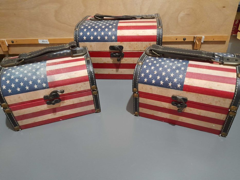 Conjunto de 3 baús bandeira U.S.A em MDF e revestido em tela pintada.