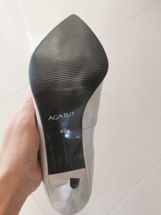 Nowe buty w kolorze szarym