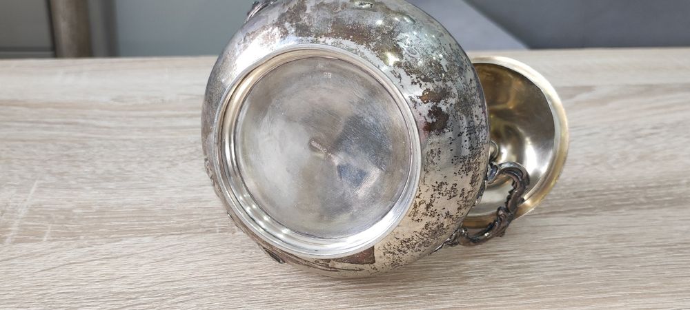 Zabytkowa bogato zdobiona cukiernica wykonana ze srebra próby 800