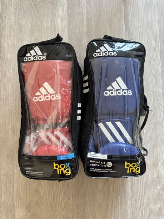 Vendo dois pares de luvas de competição oficiais AIBA e WAKO