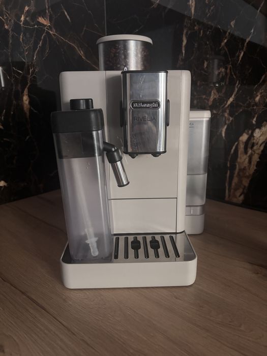 Ekspres DeLonghi Rivelia