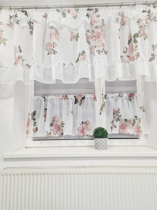 Firanka kuchenna w piękne róże