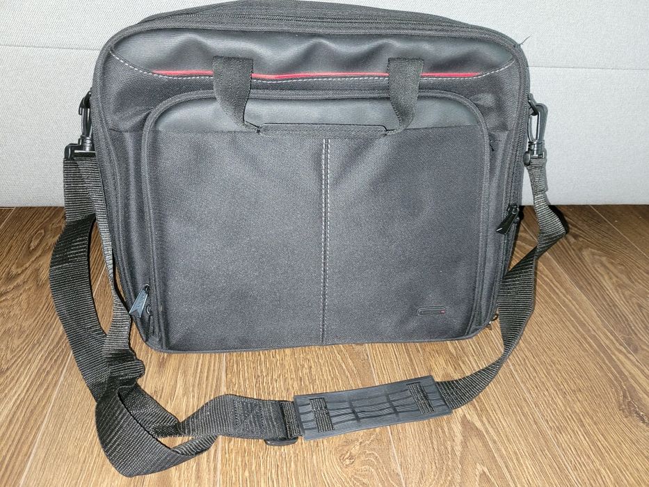 NOWA czarna torba na laptopa