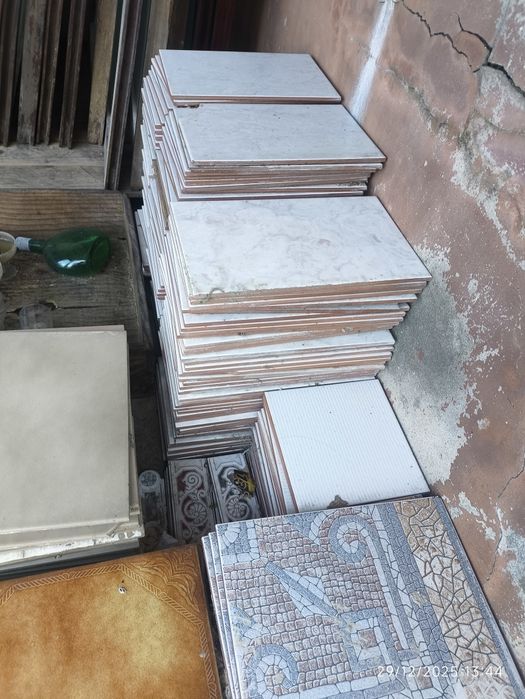 Lote de sobras de cerâmica e azulejos – vários modelos