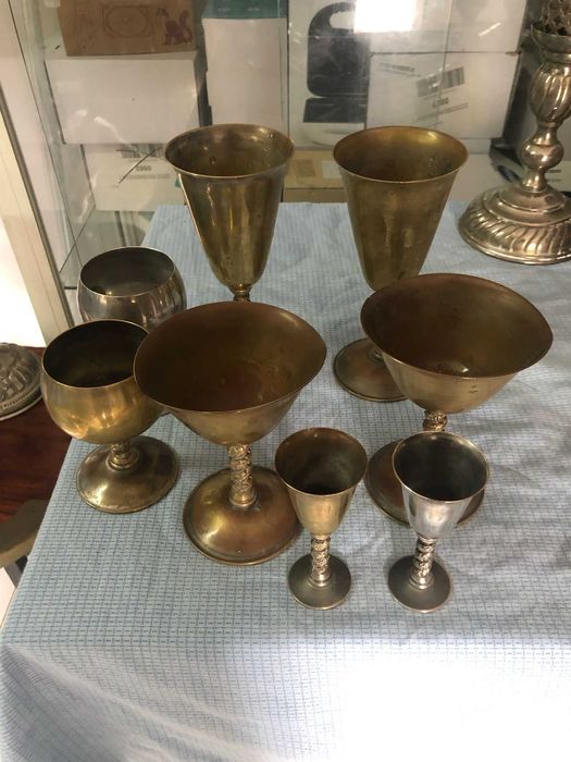 Conjunto de Taças e Cálices Antigos em Metal