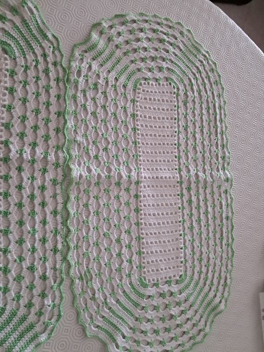 Dois naprons de crochet