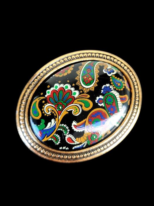 Vintage! Bardzo piękna broszka w złotej oprawie.