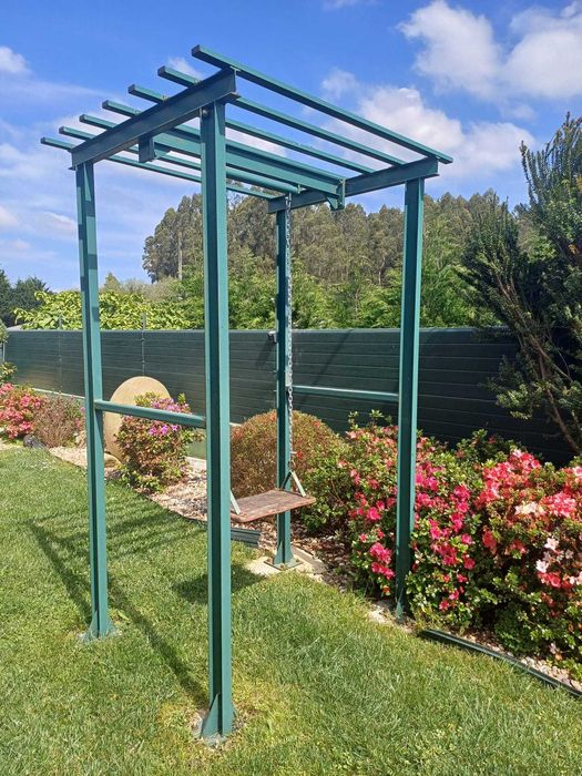 Vendo Baloiço em ferro semi-novo