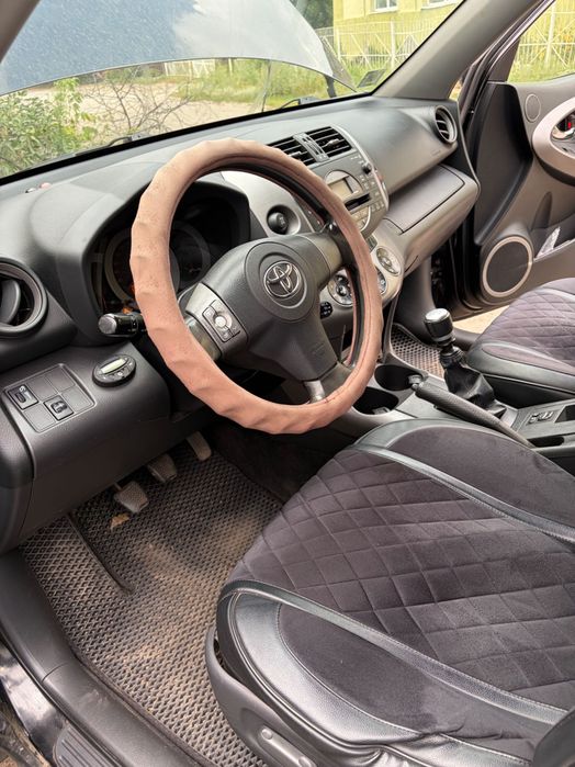 Продаю автомобіль Toyota rav4 2006року. Машина в робочому стані, все працює. Деталі по телефону.