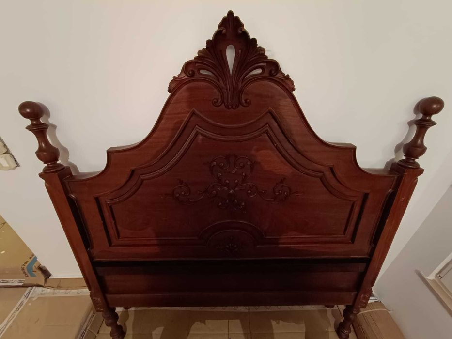 Cama Antiga em Madeira Maciça (1,40m x 1,85m)