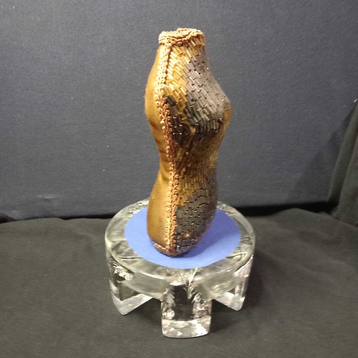 Busto em madeira e missangas