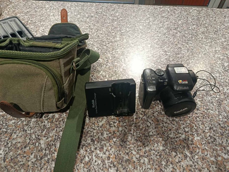 Ноутбук і фотоапарат на запчастини