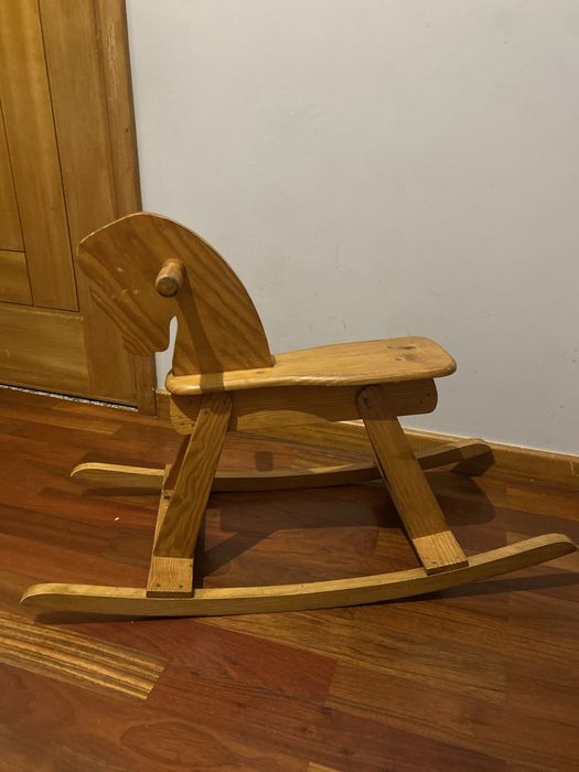 Cavalo de madeira para bebe