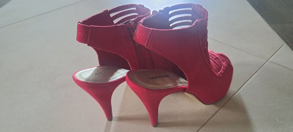 Piękne czerwone buty na obcasie-nowe