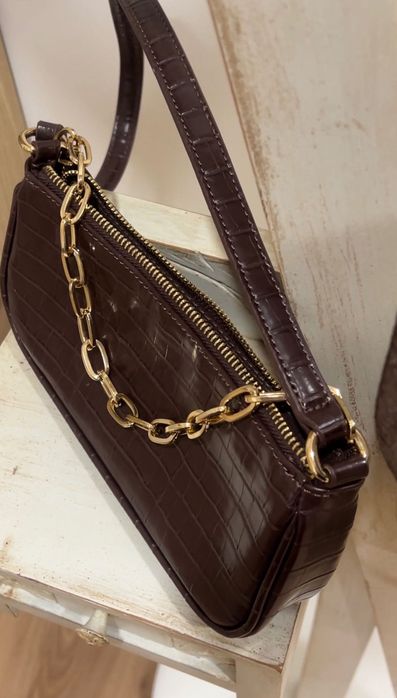 Mini Bolsa/Mala Feminina Castanha com Textura Croco e Corrente Dourada