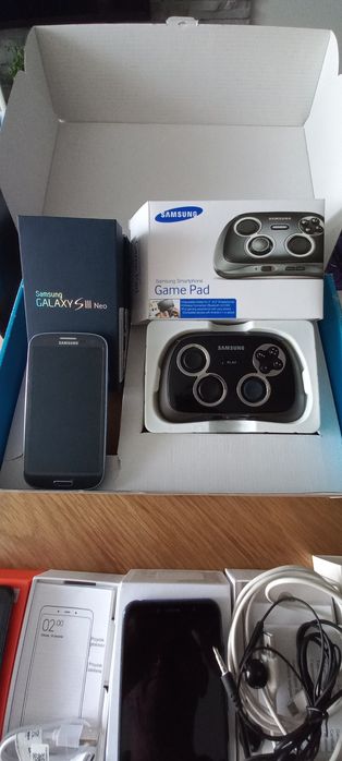 Zestaw 6 telefonów i 2 tabletów z akcesoriami