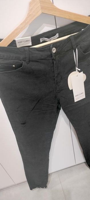 Czarne jeansy damskie z przetarciami