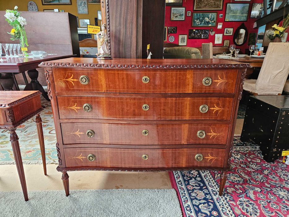 Cómoda antiga em óptimo estado geral