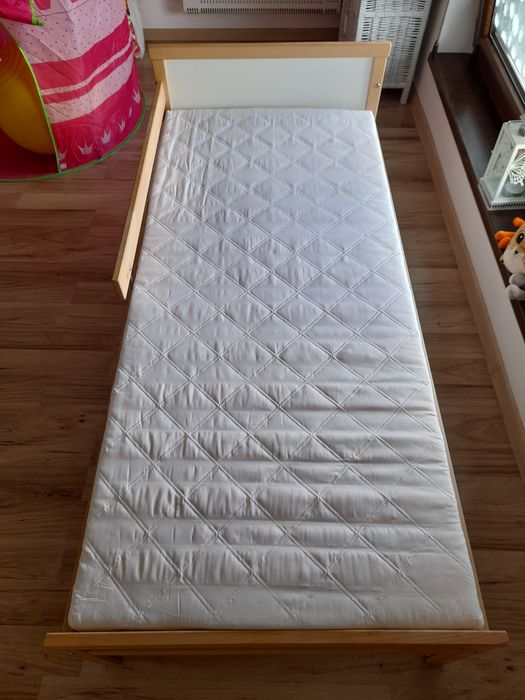Zestaw mebli dziecięcych łóżko Singlar materac stolik krzesła Latt Ikea