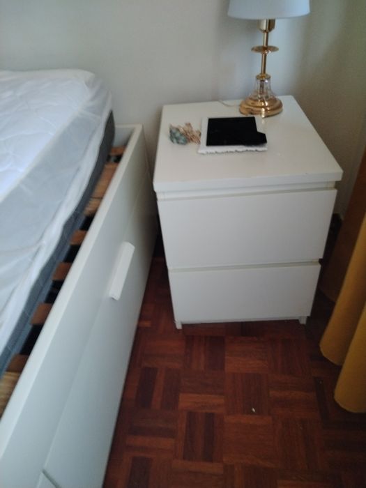 Cama e mesas de cabeceira ikea