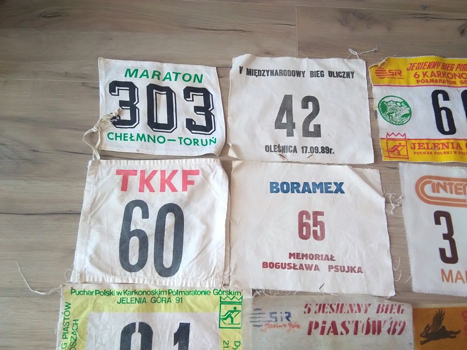 Numery startowe z biegów ulicznych.