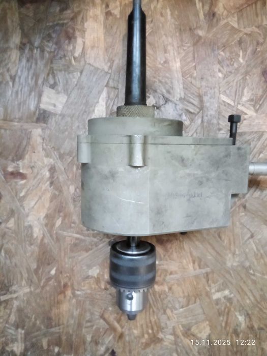 Різьбонарізний реверсний механізм