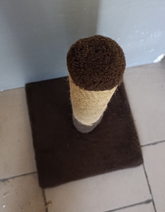 Коричнева кігтеточка для котів