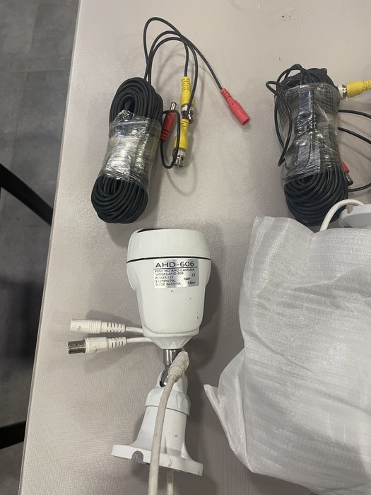 11 Câmaras de Vigilância + carregadores extra + cabos + gravador