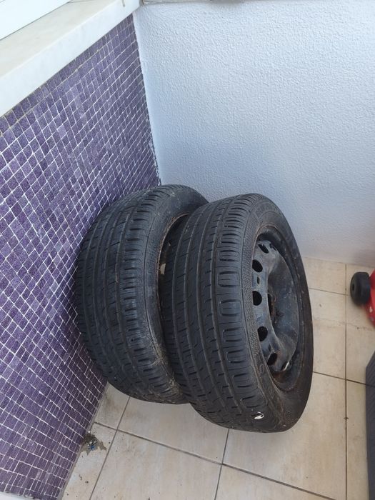 Vende se par de pneus BRAVURIS 195/55 R15