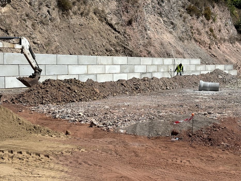 construção de muros em bloco maciço em betão