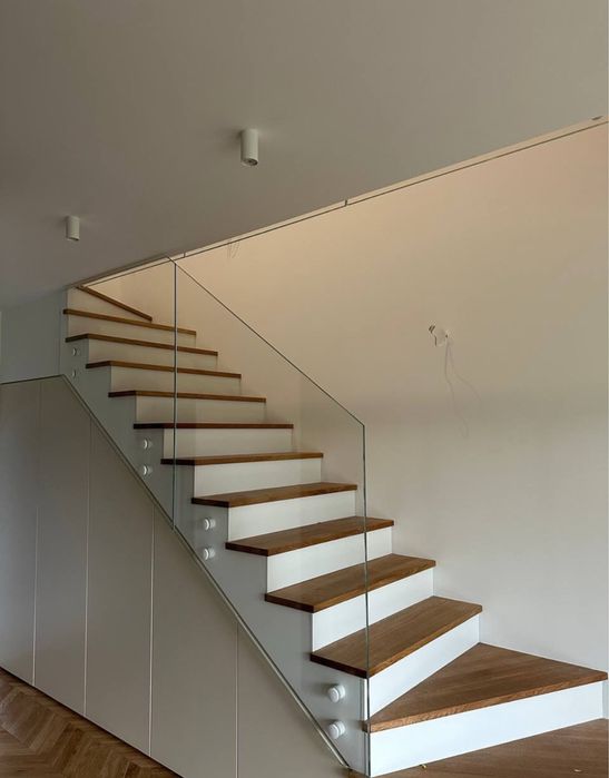 Wykonuje balustrady szklane