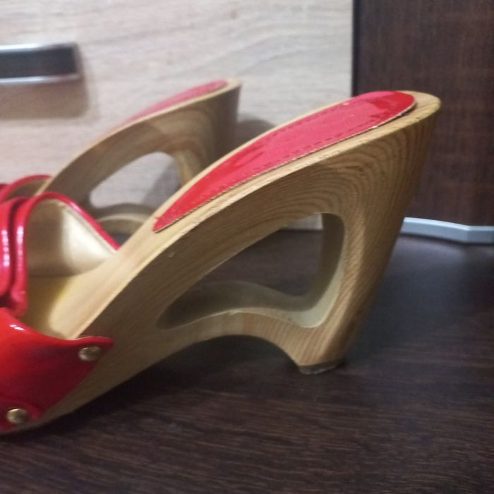 Czerwone drewniaki,  z wyciętym słupkiem, rozmiar 38