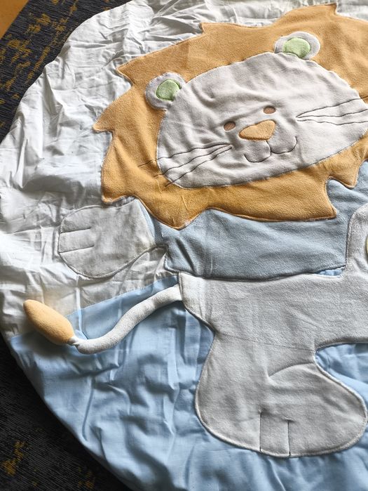 Tapete de atividades de leão para bebé