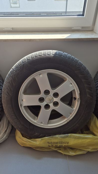 Opony zimowe z felgami aluminiowymi215/70/R16 są w dobrym st