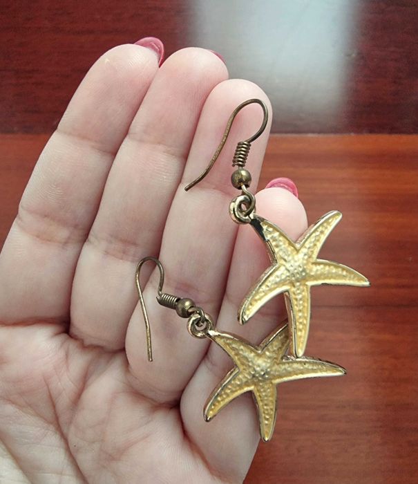 Brincos em formato de estrelas douradas