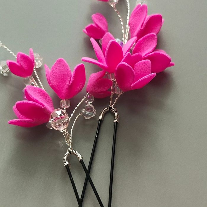 Ślubny komplet biżuterii w kolorze fuksji.