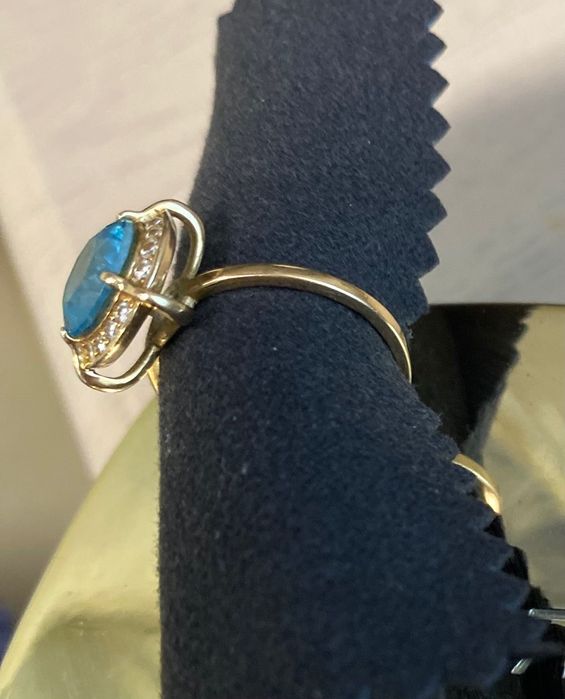 Золота каблучка з натуральним топазом р. 17