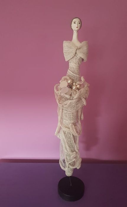 Estatueta de Mulher em Cerâmica
