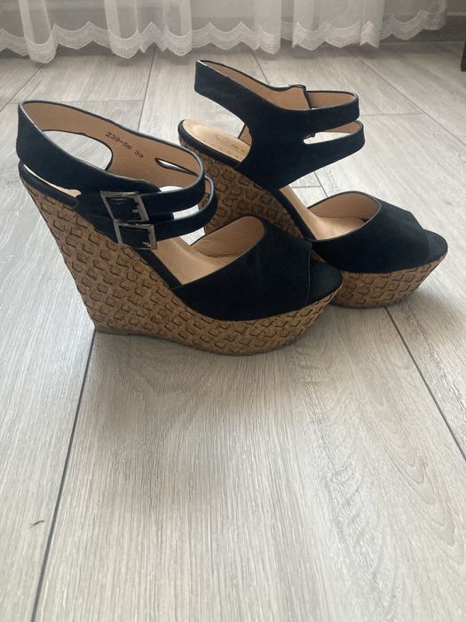 Босоніжки на платформі