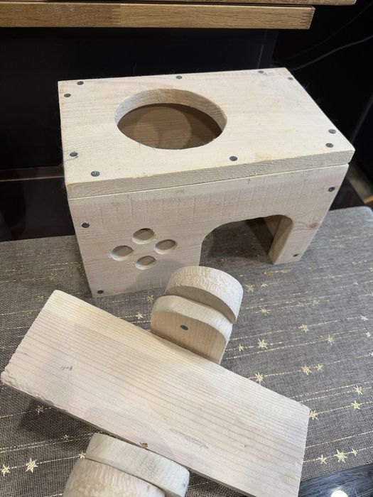 Деревянный Дом с качелью для грызунов (шиншилл)