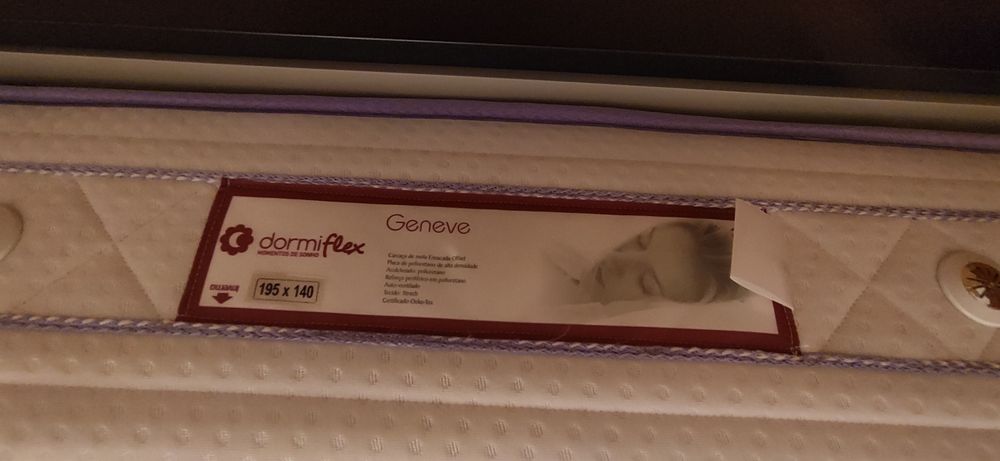 Cama casal + estrado + colchão + 2 mesas de cabeceira