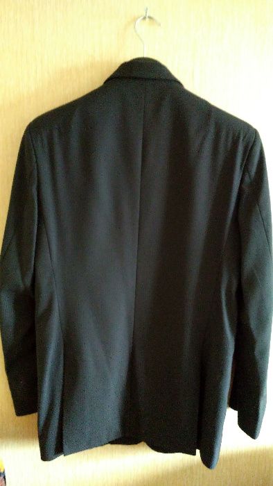 Мужской костюм черного цвета 48размера