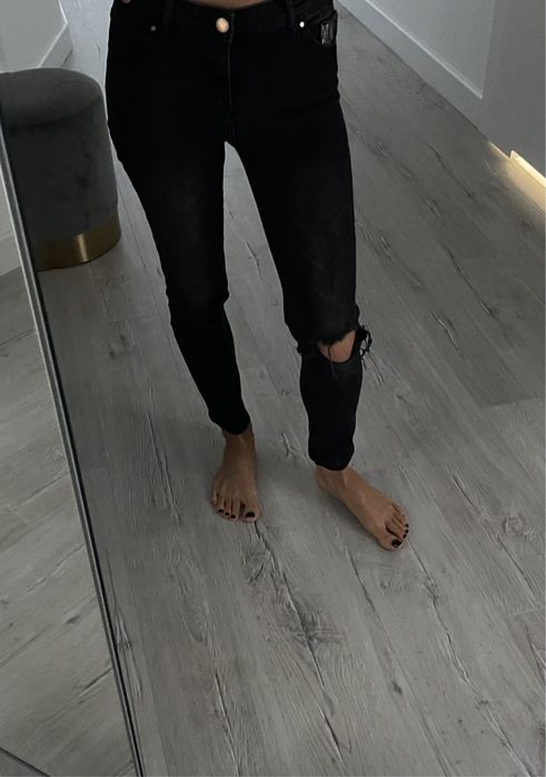 Czarne rurki z dziurami