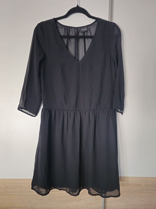 Czarna sukienka dekolt serek