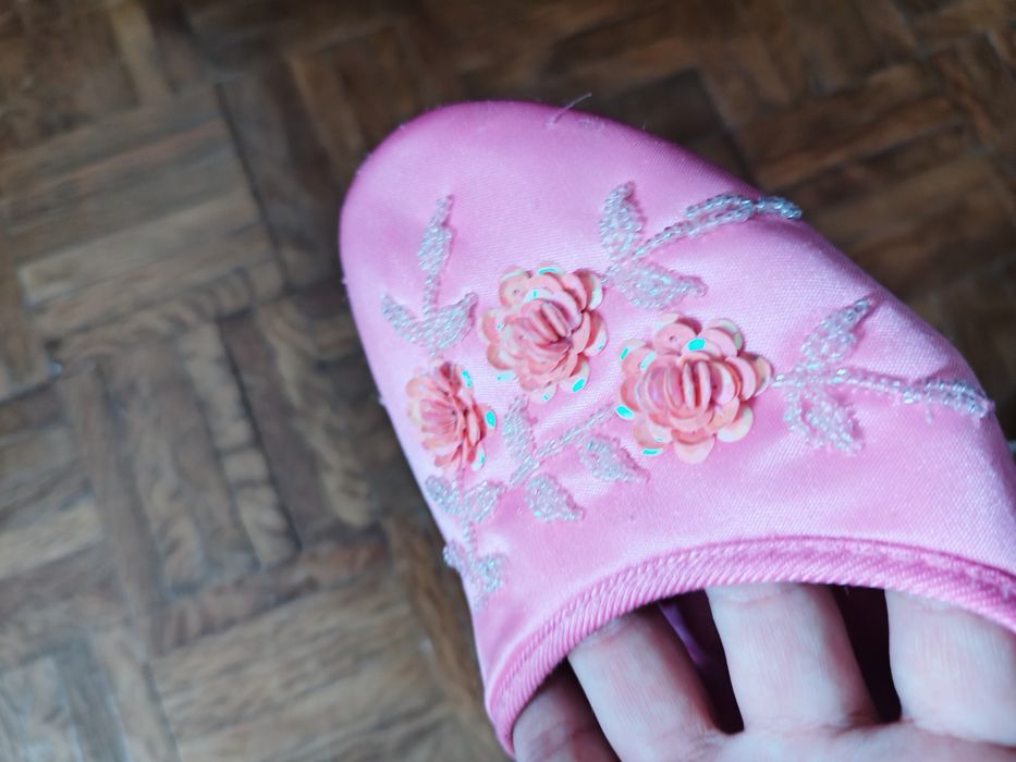 Chinelos rosa com lantejoulas & Chinelos roxos com estrela do mar