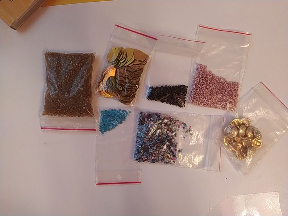 Бісер, паєтки для плетіння