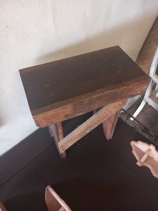 Banco de madeira antigo, conhecido em regiões como banco de ordenha ou banqueta de carpinteiro/ateliê.